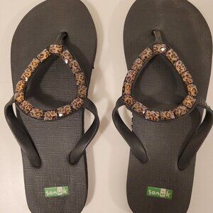 SANUK Sandal Women's Thong Flip Flop. In Black. Size 9.